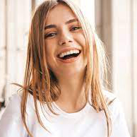 Velas em fundo preto.